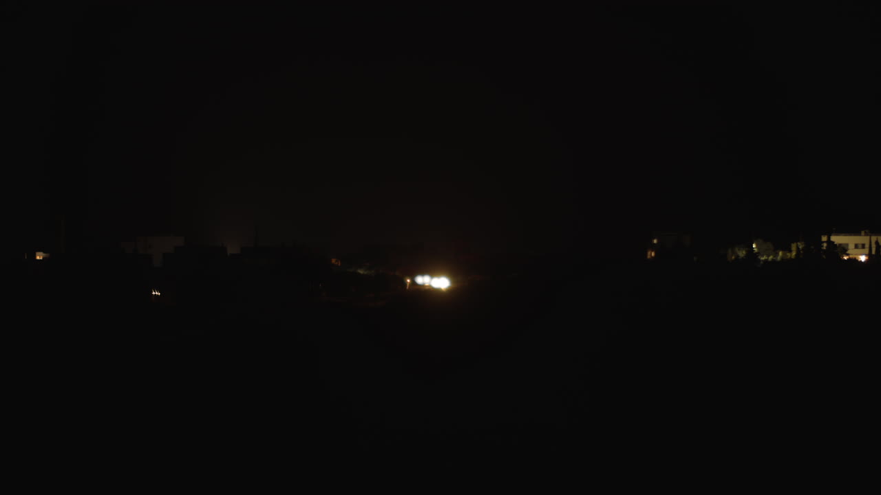 어두운 밤과 은 시골 도로에서 몇 대의 자동차