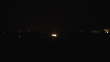 noche oscura y pocos coches en el sinuoso camino del campo.