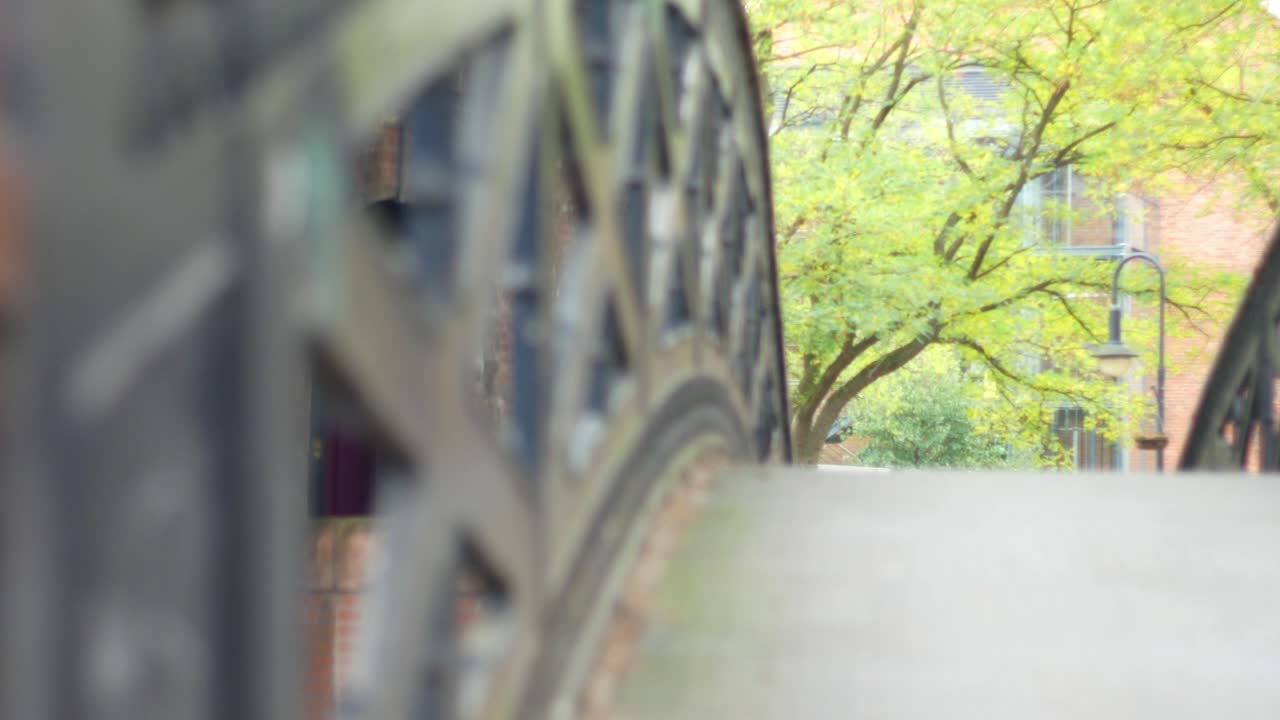 다리 수평을 가로지르는 낮은 패닝 샷