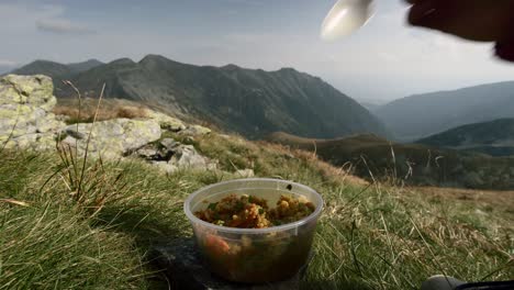 Un-Turista-Acampando-En-Montañas-De-Gran-Altitud-Y-Comiendo-Un-Almuerzo-Vegano-Paleo-Keto-Saludable-En-Las-Montañas-De-Los-Tatras-Del-Oeste,-Eslovaquia