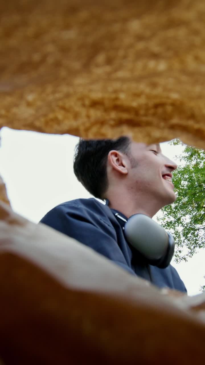 동굴에 있는 사람