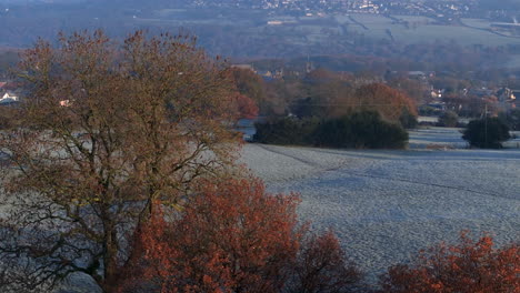 Establecimiento-De-Una-Toma-Aérea-De-Drones-De-Campos-Helados-Con-La-Aldea-De-Calverley-En-El-Fondo-Leeds,-West-Yorkshire,-Reino-Unido