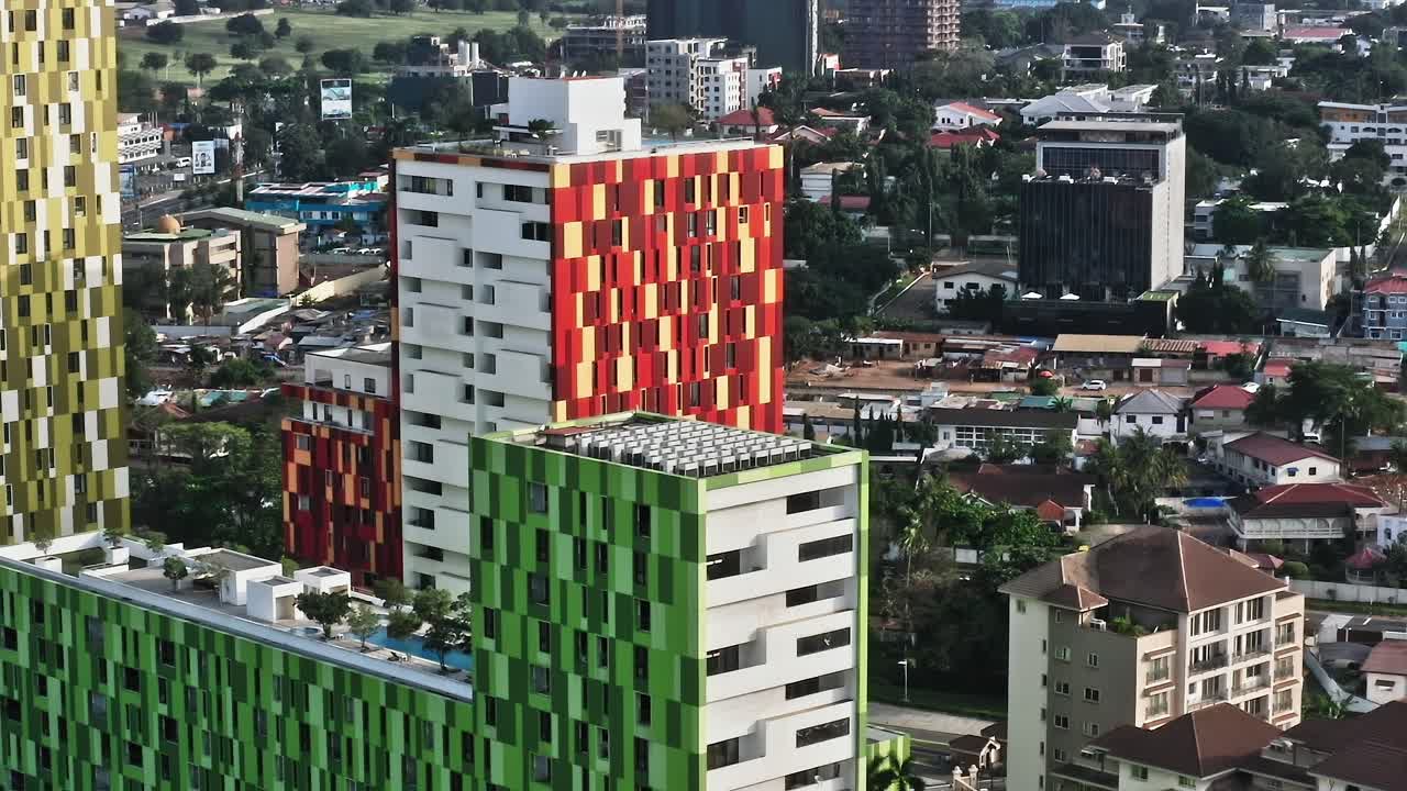 Vista de edifícios modernos em Accra, Gana, com paisagem urbana