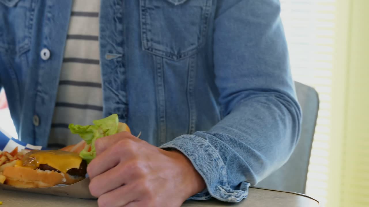 hombre vertiendo salsa en papas fritas 4k