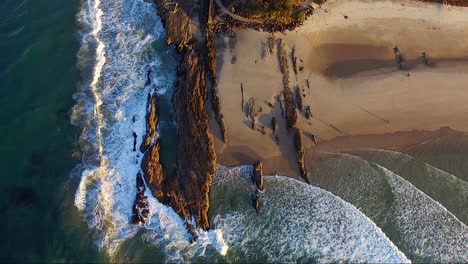 Luftaufnahme-Von-Snapper-Rocks-Surf-Point-Break-Gold-Coast-Queensland-Australien