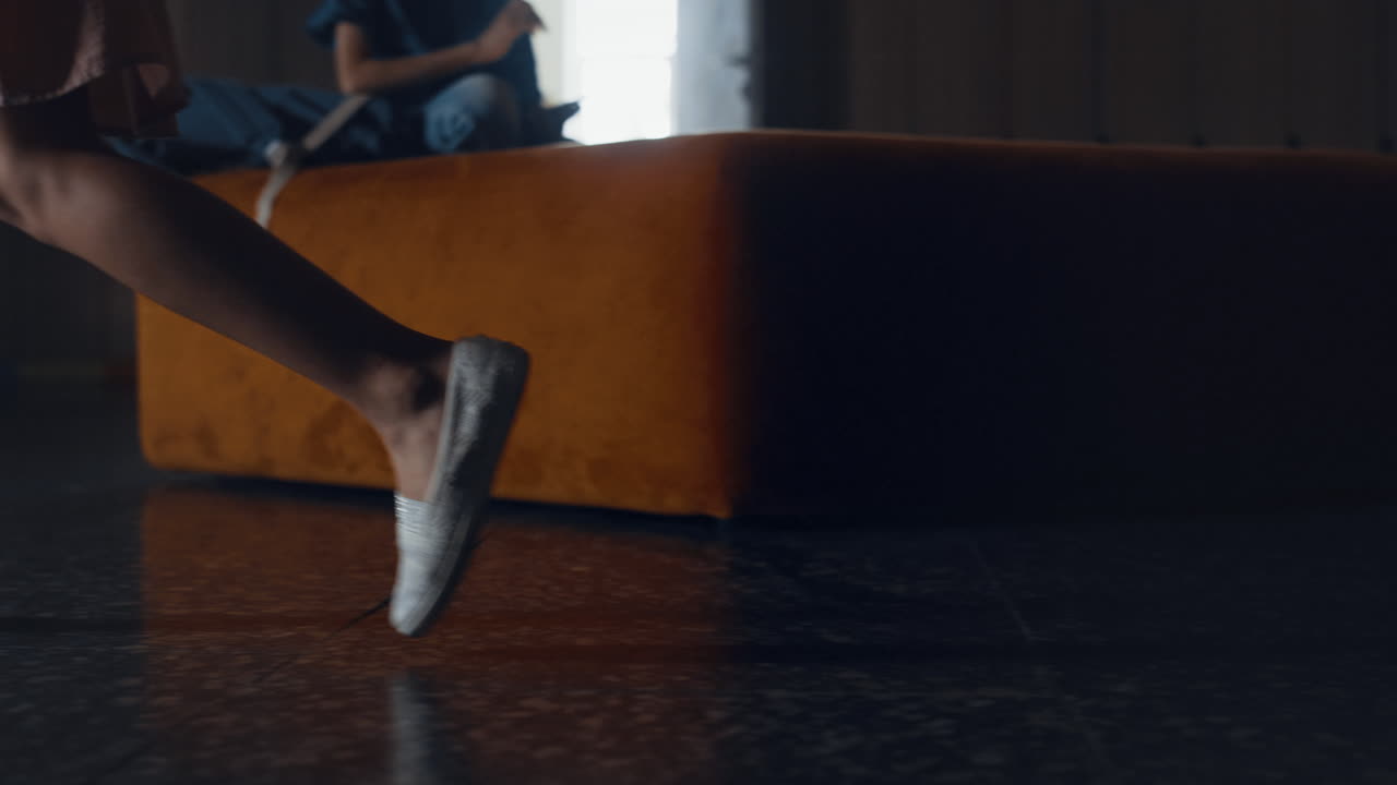 las piernas de una colegiala caminando por el pasillo de la escuela en un primer plano.