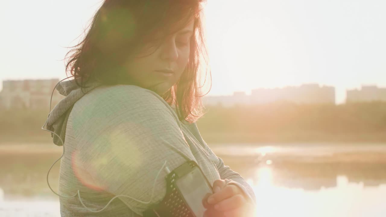 아침 달리기 를 위해 재생 목록 을 선택 하는 여자