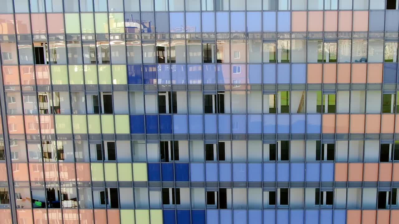 건설 중인 다채로운 고층 건물의 외관