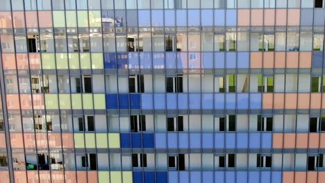 exterior de un edificio de gran altura multicolor en construcción
