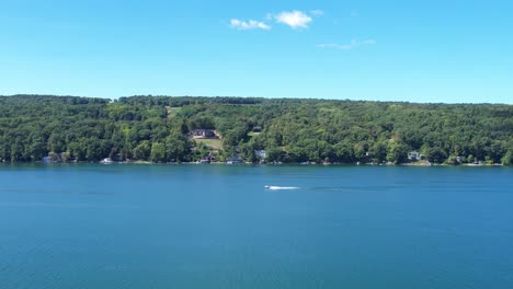 Vista-Aérea-Del-Lago-Keuka-En-Finger-Lakes-Nueva-York-Desde-Un-Dron-Con-Un-Barco-Cruzando-La-Escena