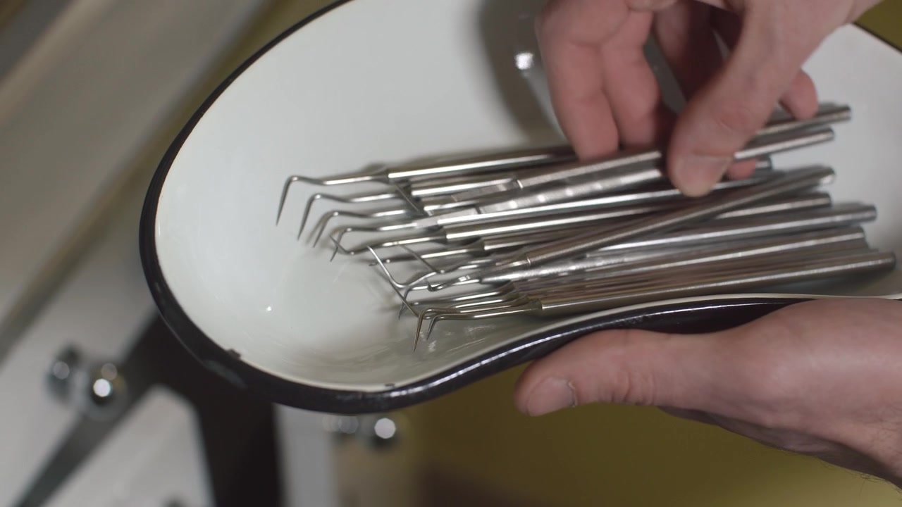 Dentista Selecionando Instrumentos Odontológicos de Aço Inoxidável da Bandeja