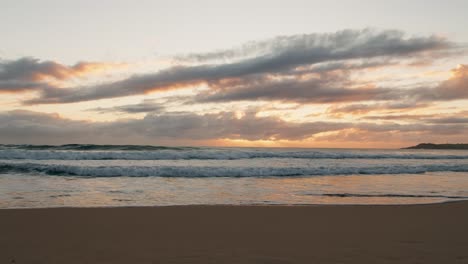 Amanecer-En-La-Playa-De-Mm,-Port-Kembla,-Nueva-Gales-Del-Sur,-Australia