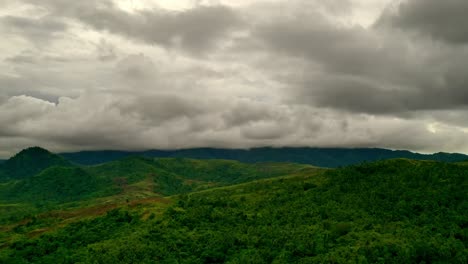 Lapso-De-Tiempo-Aéreo-Cinematográfico-Sobre-Los-Paisajes-Montañosos-De-Mabini,-Surigao-Del-Norte,-Filipinas.