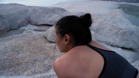 mar, corriendo y respirando de cansada corredora mujer