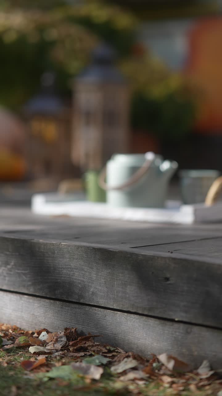 나무 갑판으로 된 가을의 마당