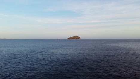 Isla-De-Vacca-En-Sant&#39;antioco,-Increíble-Vista-Aérea-De-Drones,-Volando-Sobre-El-Mar