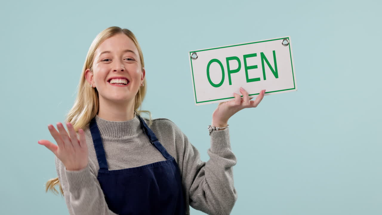signo abierto, mujer señalando y cara con la tienda