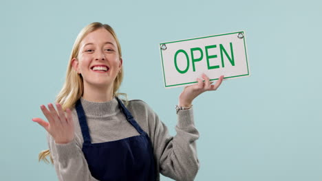 Cartel-Abierto,-Mujer-Señalando-Y-Frente-A-La-Tienda