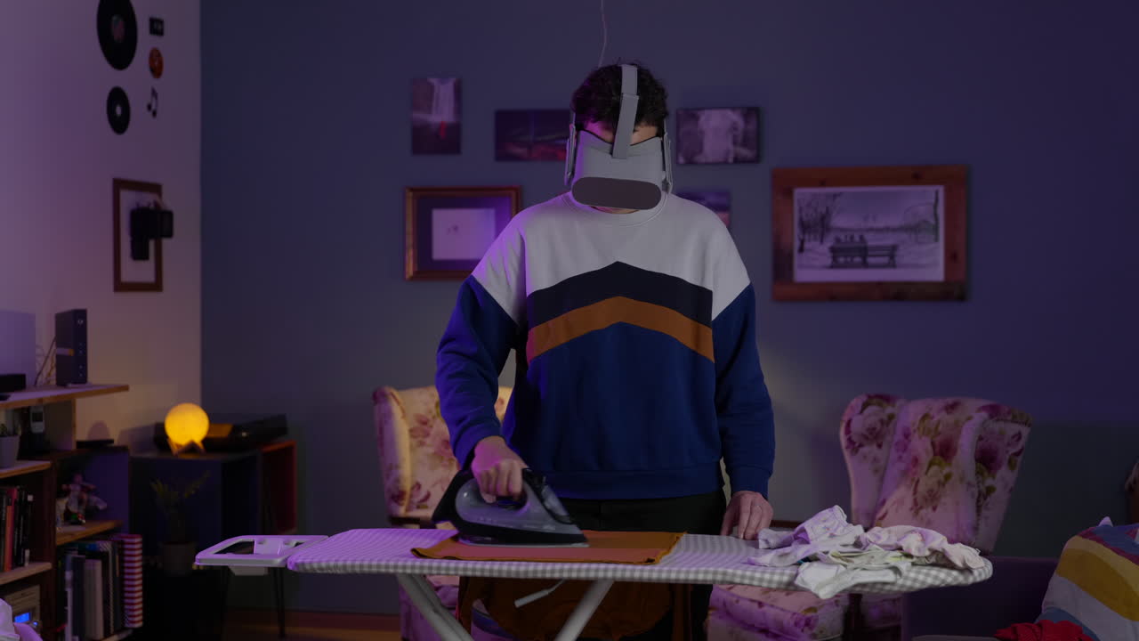 mujer joven con gafas de realidad virtual planchando e interactuando con el metaverso en el salón de casa