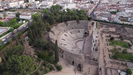 famoso teatro romano con la ciudad como telón de fondo