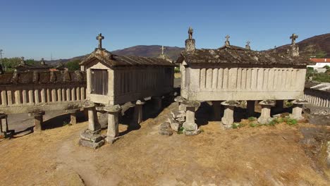 antiguos graneros en el pueblo de soajo, portugal