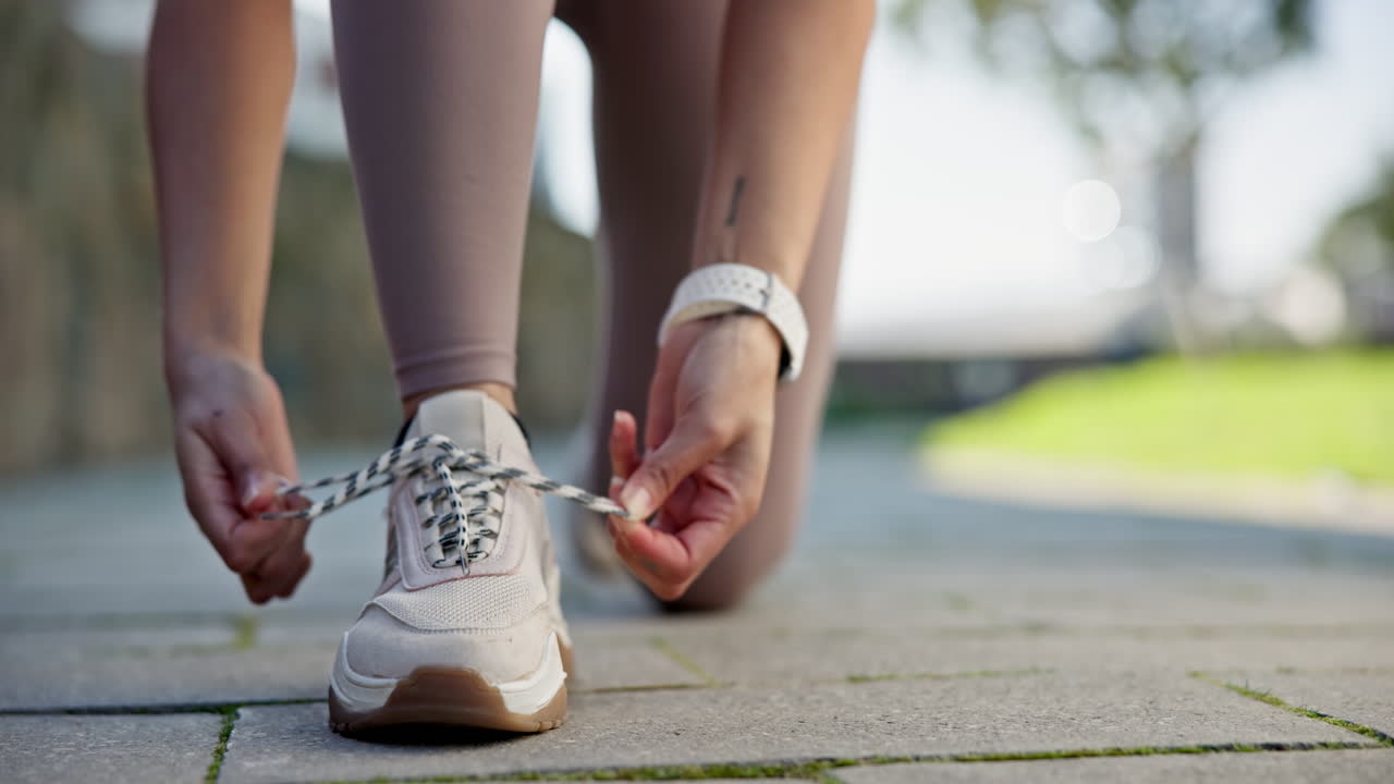 Fitness, scarpe e mani di donna che allaccia i lacci