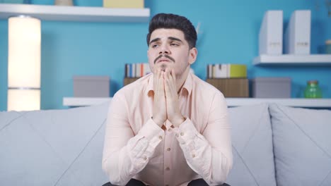 un joven confundido y reflexivo que se siente abrumado.