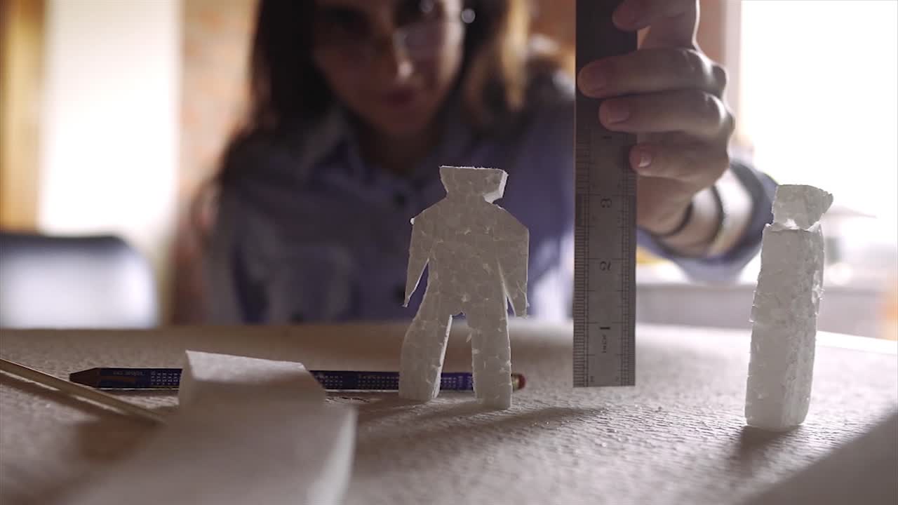 건축가 건물 주택 모델 목업으로 일하는 여자 학생