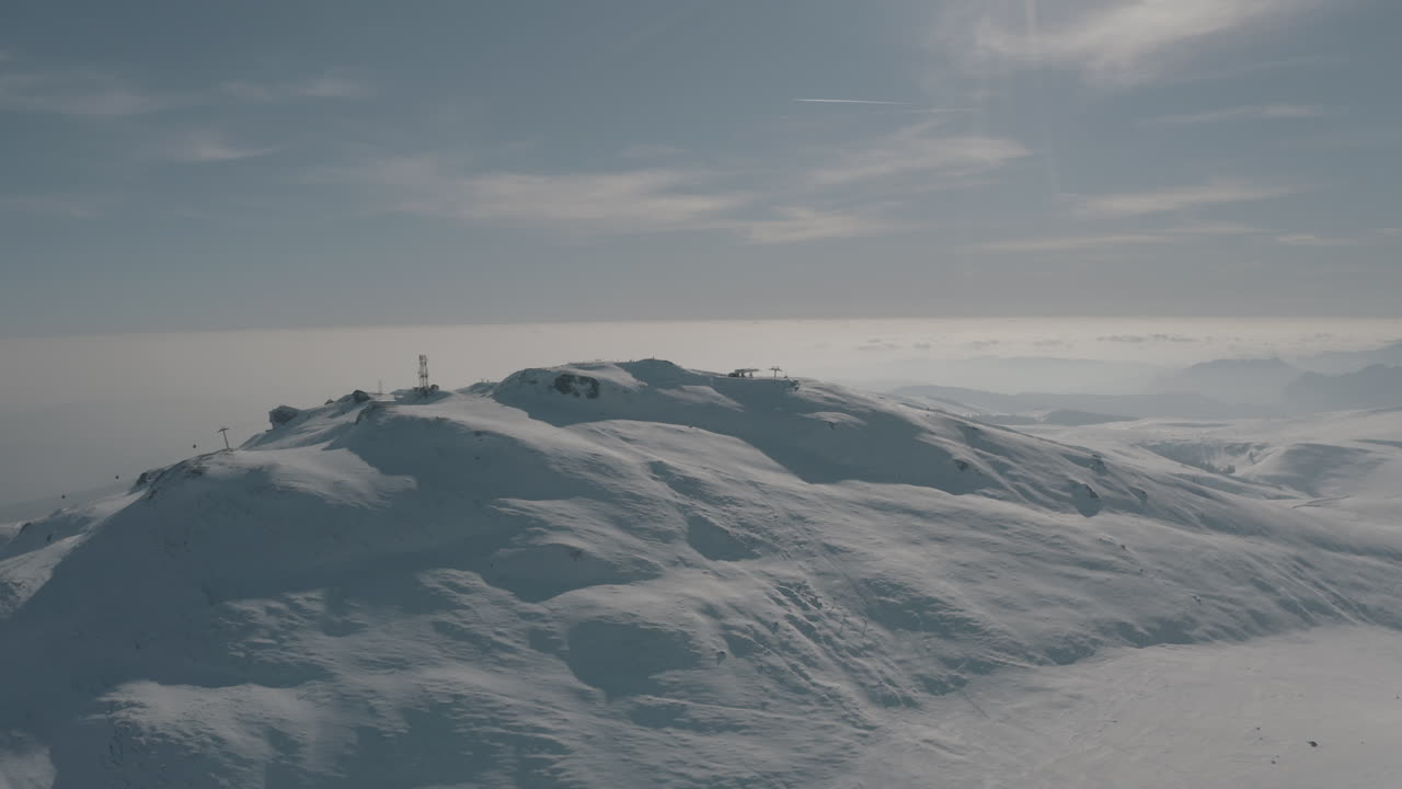 루마니아 시나이아의 겨울 눈 덮인 산