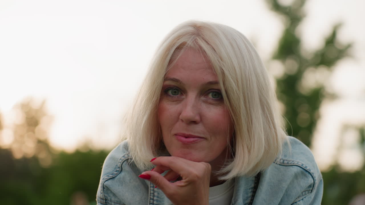 зрелка Зрелка захотела член и обратилась за помощью к пасынку ...