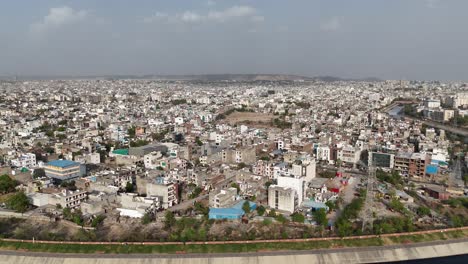 jaipur’s cityscape meets nature in this sweeping drone view of public green space.
