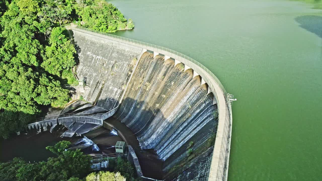 홍콩 산중의 아름다운 댐