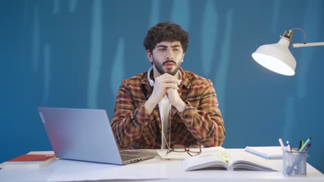 un joven estudiante pensativo y confundido haciendo cálculos y planeando en su cabeza.
