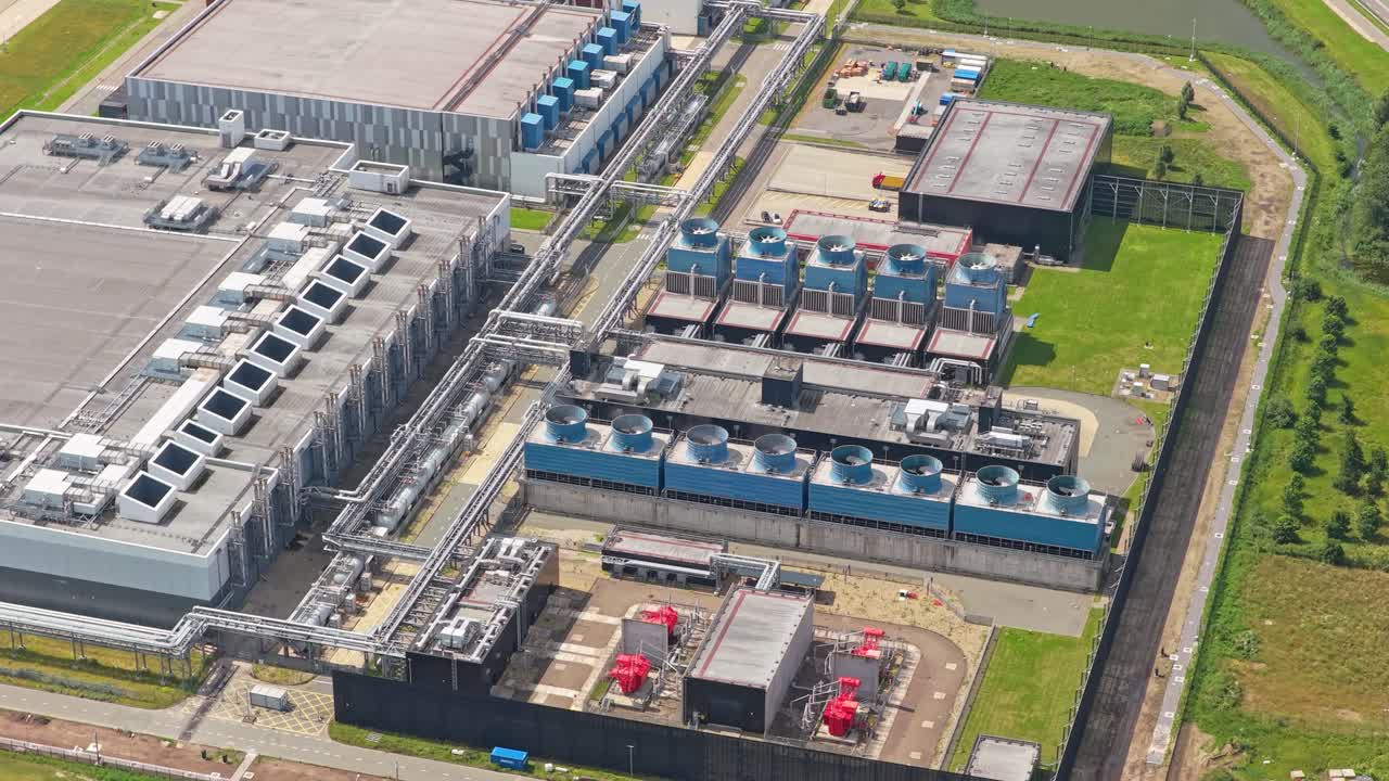 Moderne IT-datacenter med kølesystemer, sky- og AI-infrastruktur.