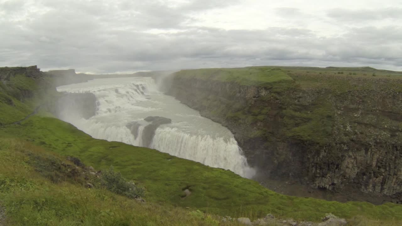 아이슬란드의 거대한 폭포