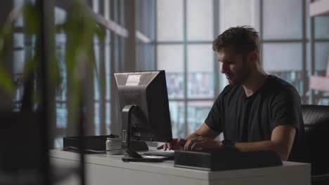 Hombre-De-Negocios-Trabajando-En-La-Computadora-En-La-Oficina-Del-Hogar.-Profesional-Masculino-Escribiendo-En-El-Teclado-De-Una-Computadora-Portátil-En-El-Lugar-De-Trabajo-De-Oficina.-Retrato-De-Un-Hombre-De-Negocios-Positivo-Mirando-La-Pantalla-Del-Portátil-En-El-Interior