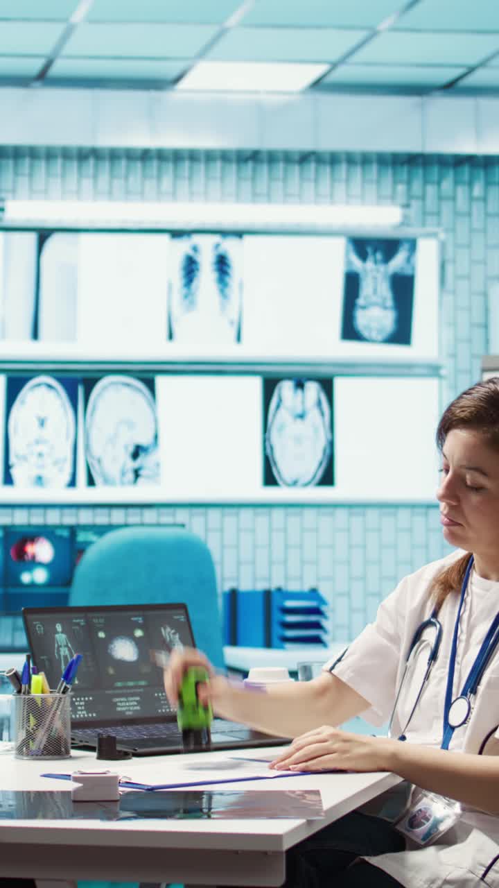 Dottoressa che scrive e timbra documenti medici in clinica