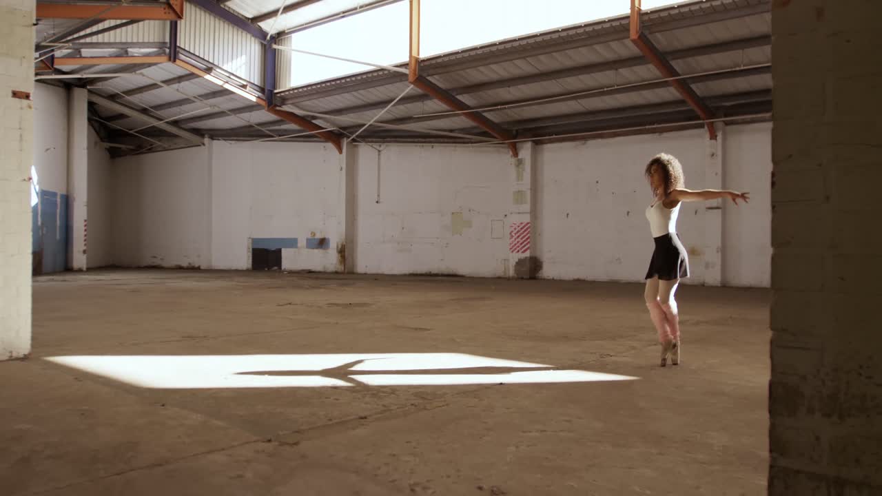bailarina en un almacén vacío