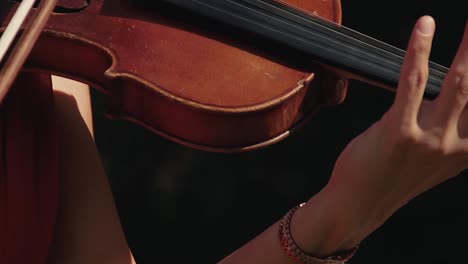 una hermosa joven violinista tocando el violín