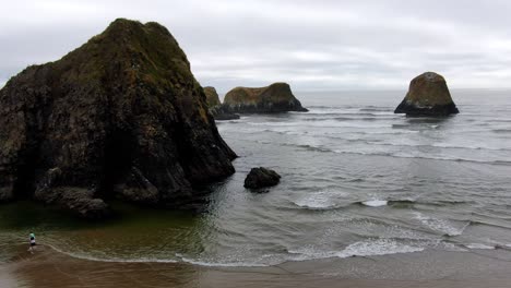 Slow-approaching-view-of-rock-islands,-Cannon-Beach,-Oregon,-USA