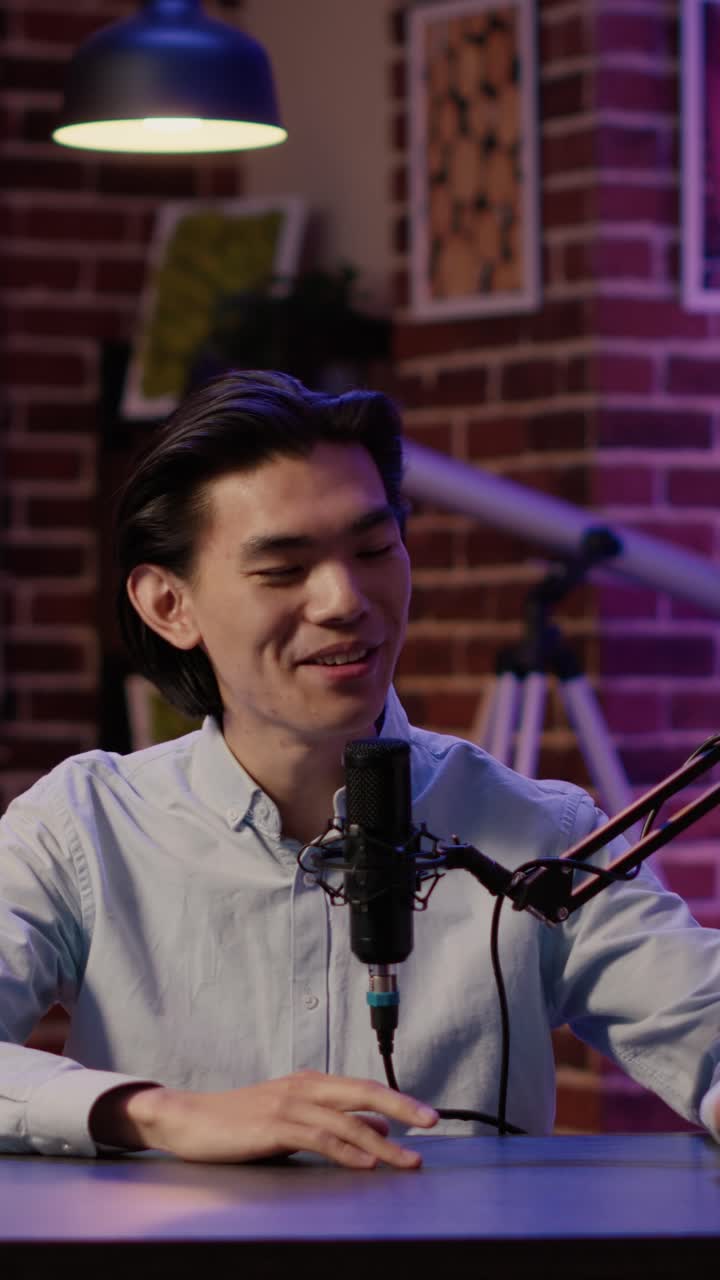 Uomo che registra un podcast in studio