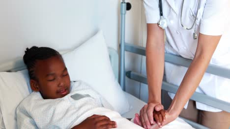 doctora consolando a una niña enferma