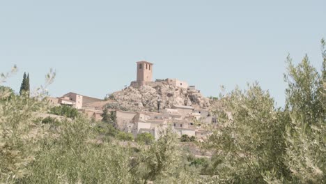 Andalusisches-Dorf-Mit-Einer-Kirche,-Umgeben-Von-Olivenbäumen