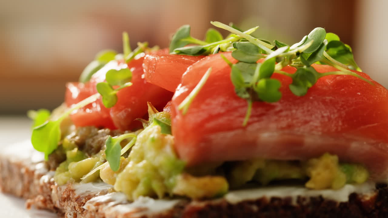 tostadas de salmón y aguacate