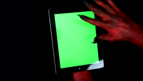 la mano del diablo usa una tableta con una pantalla verde. 50 fps
