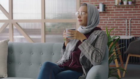 Hermosa-Mujer-De-Negocios-Musulmana-Tomando-Café-Relajándose-En-El-Almuerzo-Disfrutando-De-Un-Estilo-De-Vida-Profesional-Exitoso-Usando-Un-Velo-Tradicional-Hijab-En-Un-Lugar-De-Trabajo-De-Oficina-Moderno