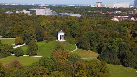 perfecta vista aérea de arriba vuelo monópteros jardín inglés de múnich alemania bávaro, verano cielo azul soleado día 23