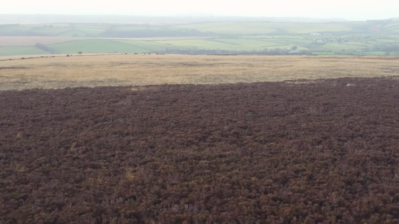 vista aérea del paisaje de páramos abiertos y campos ondulados en el norte de devon, reino unido