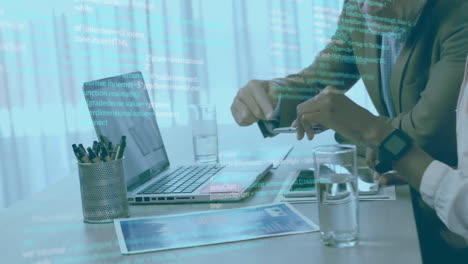 animación del procesamiento de datos sobre diversos colegas que utilizan computadora portátil en la oficina