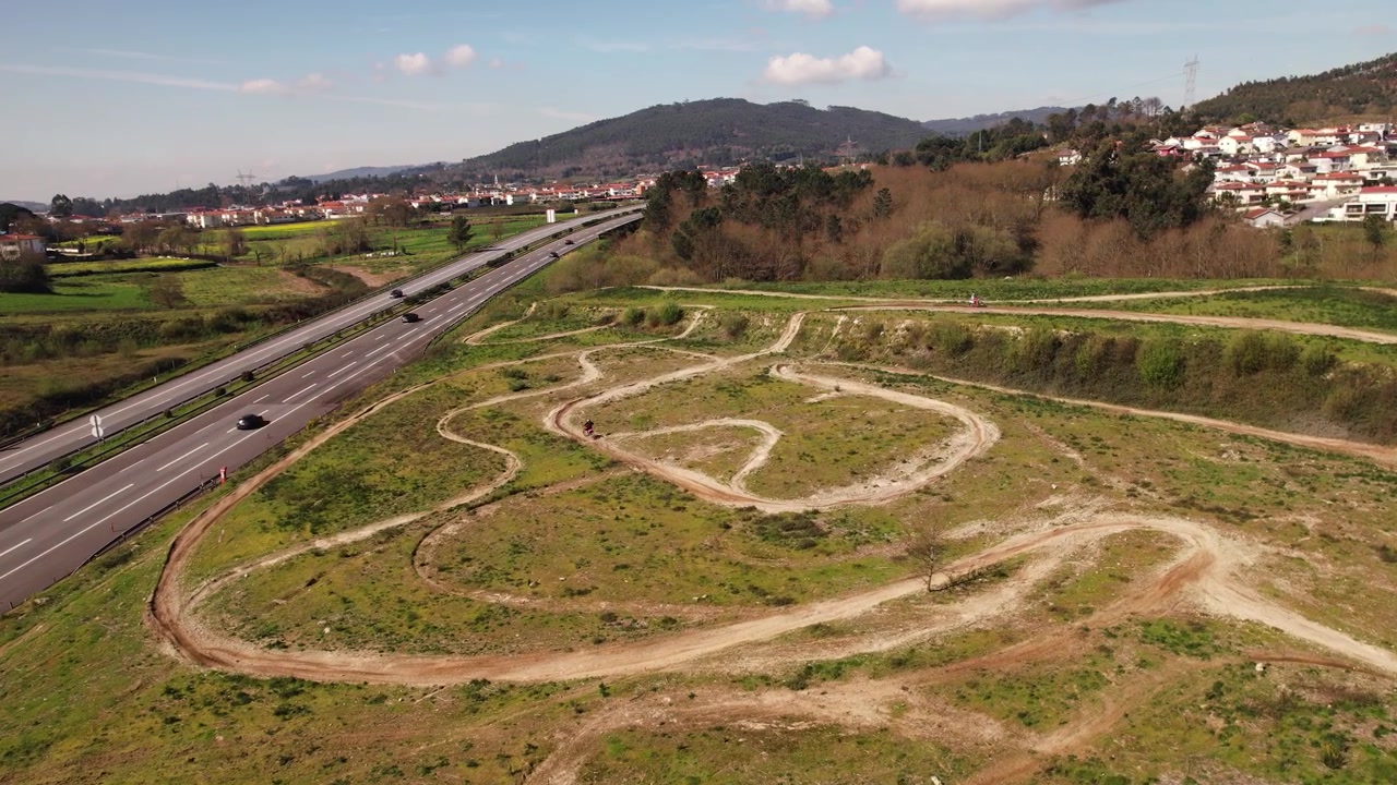 Piloto de motocross seguido por um drone.